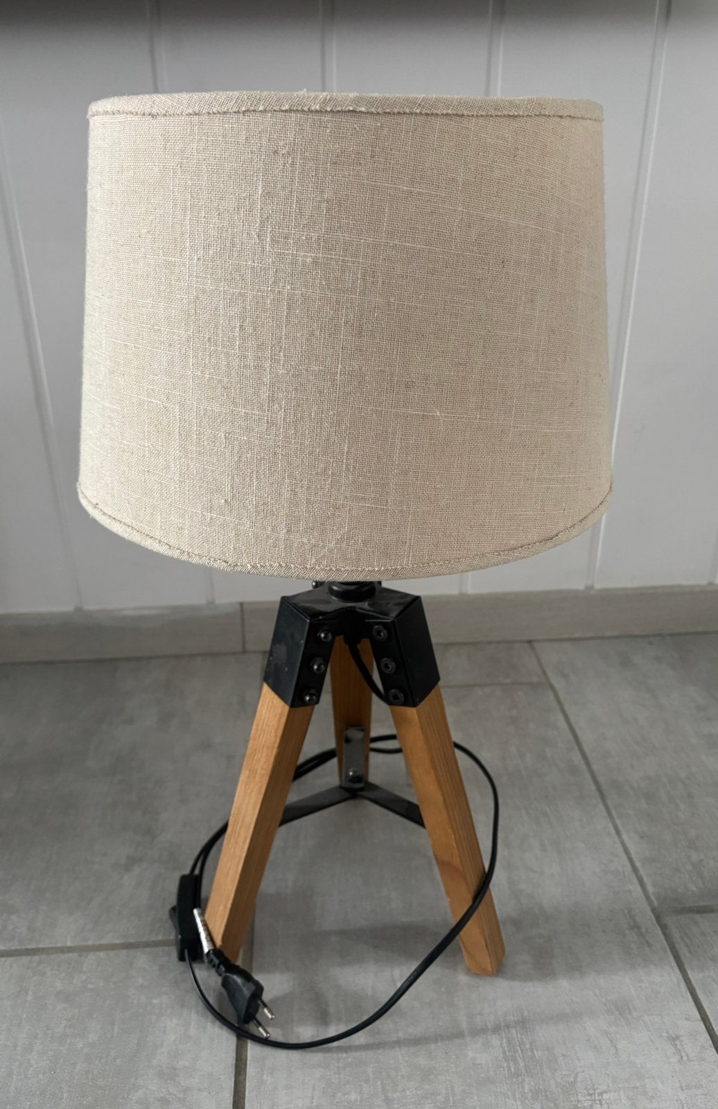 Moderne tafellamp met houten poten en stoffen kap, Ophalen, Zo goed als nieuw