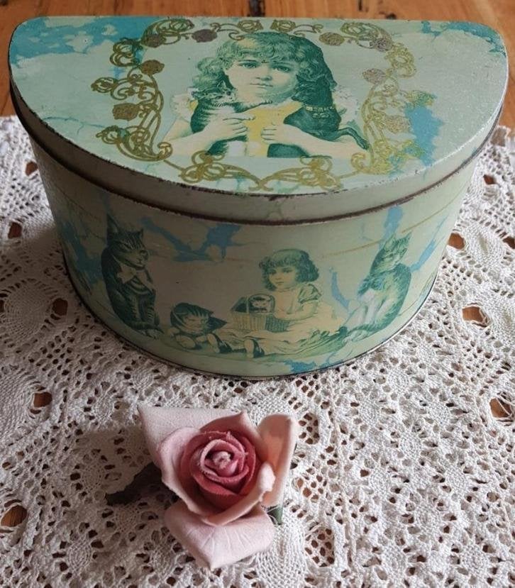 SALE Vintage half rond blik, meisje, hond & katten / poezen, Verzamelen, Ophalen of Verzenden, Gebruikt, Beschuit, Overige merken