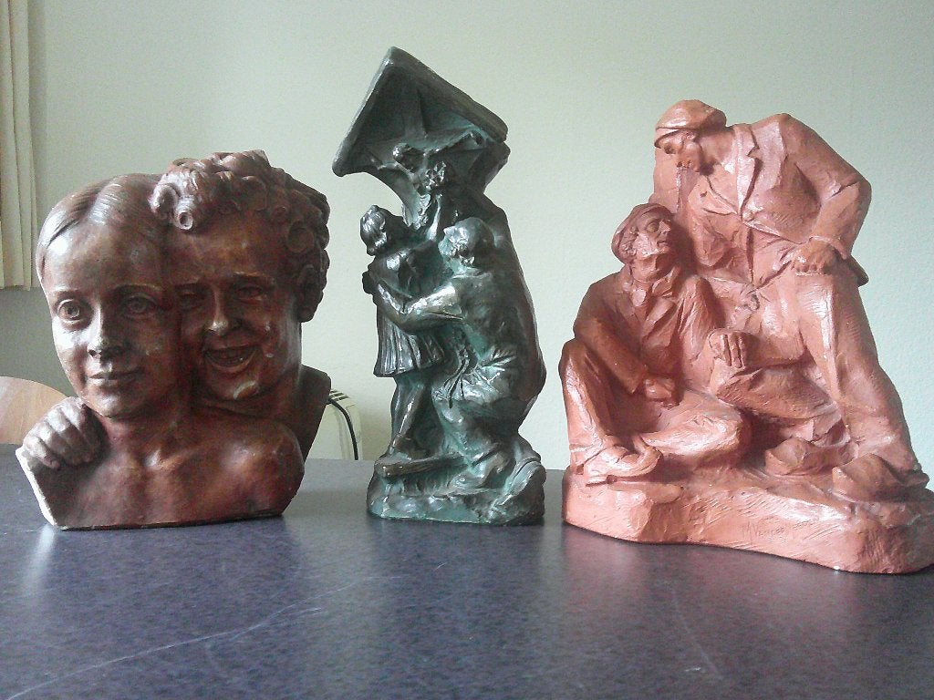 TROIS ŒUVRES SIGNÉES MAURICE V DER MEEREN, TIELT, 1903-1983, Antiquités & Art, Enlèvement, Gips, Statue, Groupe de personnes