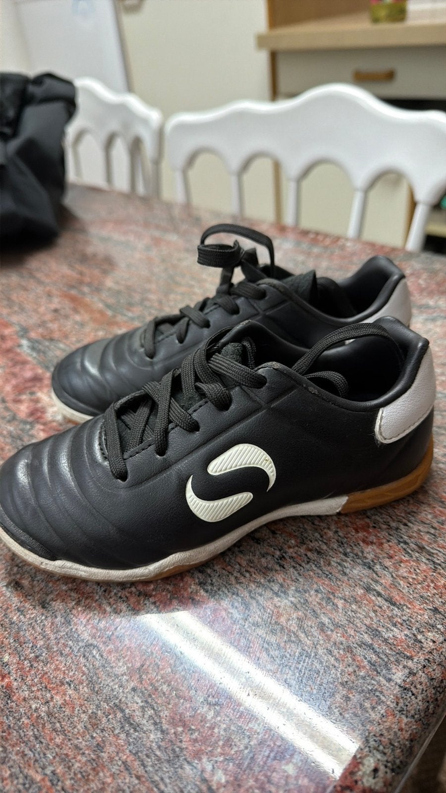 Kinder voetbaltrainingschoenen beide 10€, Ophalen, Zo goed als nieuw, Schoenen
