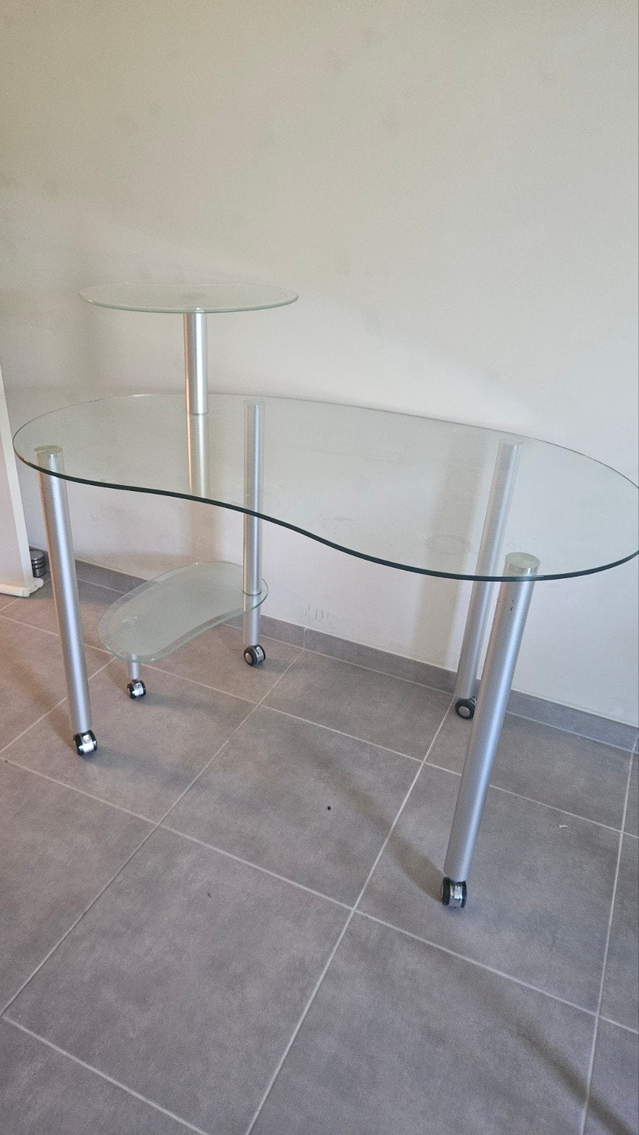 Computertafel of bureau in glas. Op wieltjes met stop., Huis en Inrichting, Tafels | Salontafels, Ophalen, Glas
