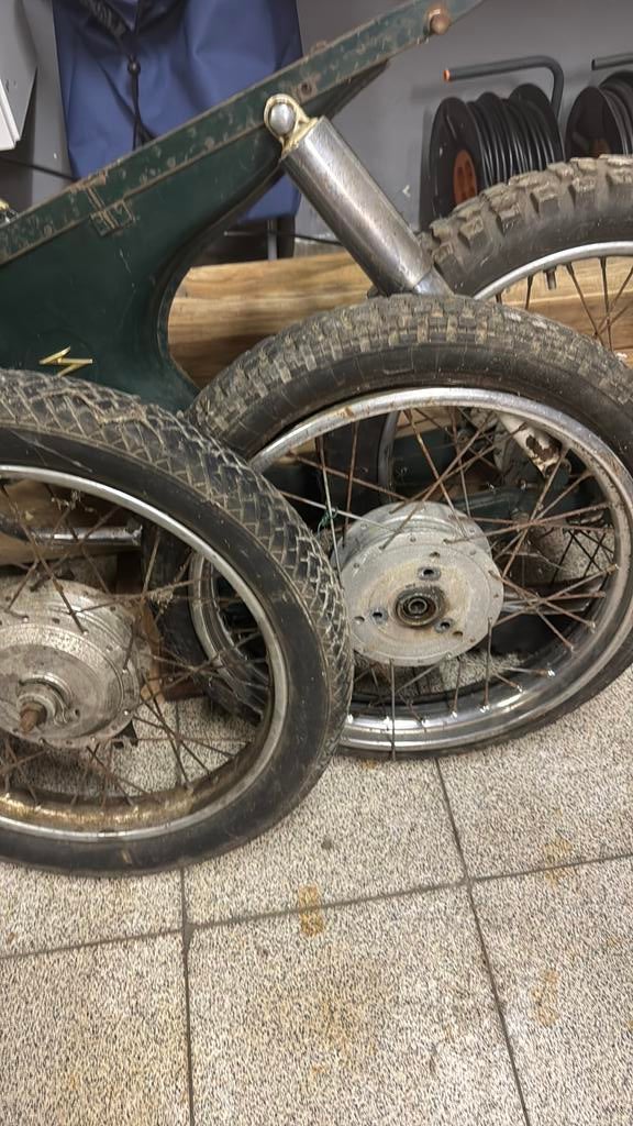 Roues : 3 pièces pour cyclomoteur, Enlèvement, Utilisé