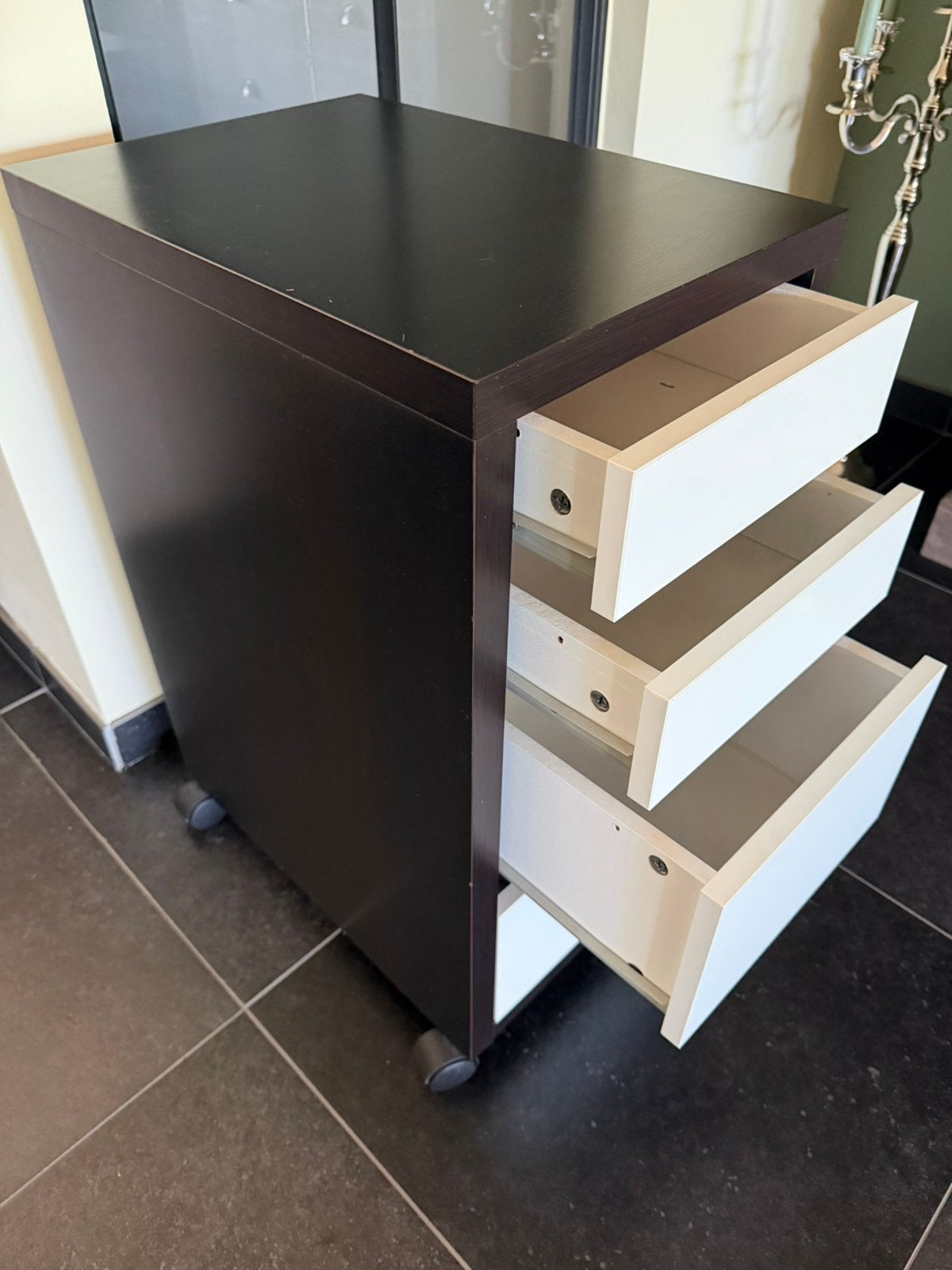 IKEA MICKE ladeblok op wielen – zwartbruin/wit – 4 lades, 3 ou 4 tiroirs, Moins de 100 cm, Enlèvement, Utilisé