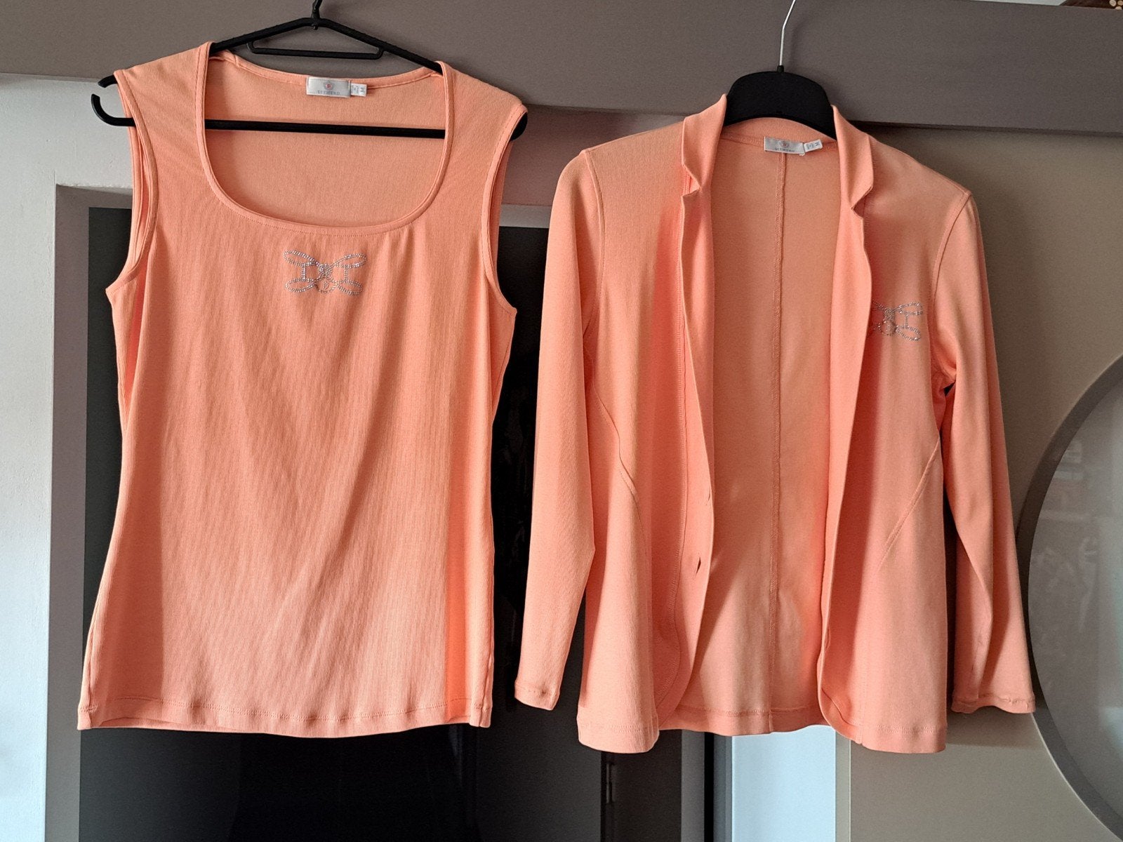 Dismero zalm/oranje setje, mt M, Kleding | Dames, Topjes, Maat 38/40 (M), Oranje, Ophalen of Verzenden, Zo goed als nieuw
