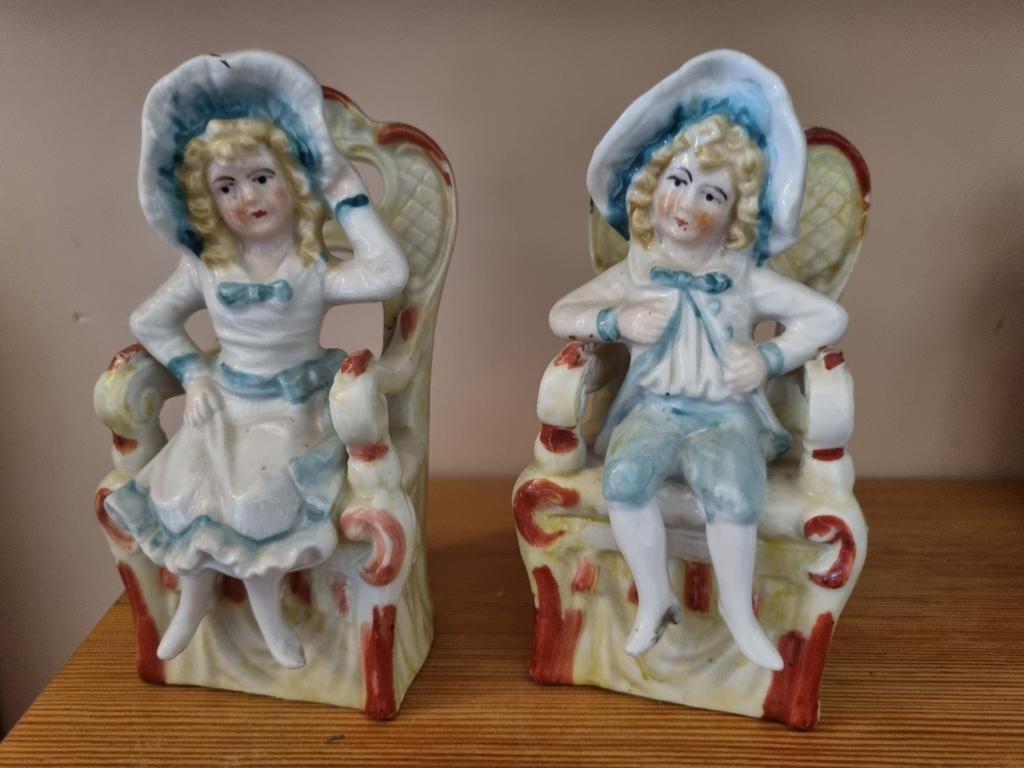 2 kleine meisjes zitten in porselein op een fauteuil, Ophalen of Verzenden