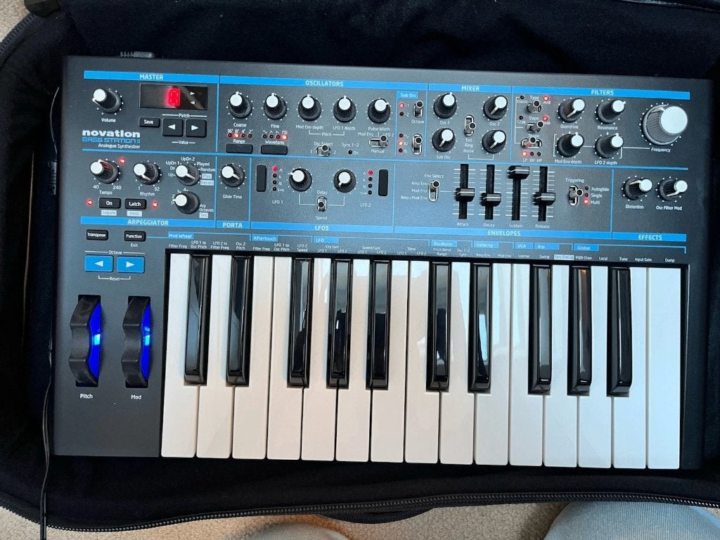 Synthétiseur analogique Novation Bass Station II, Musique & Instruments, Synthétiseurs, Utilisé, Autres nombres, Novation, Avec valise ou flightcase