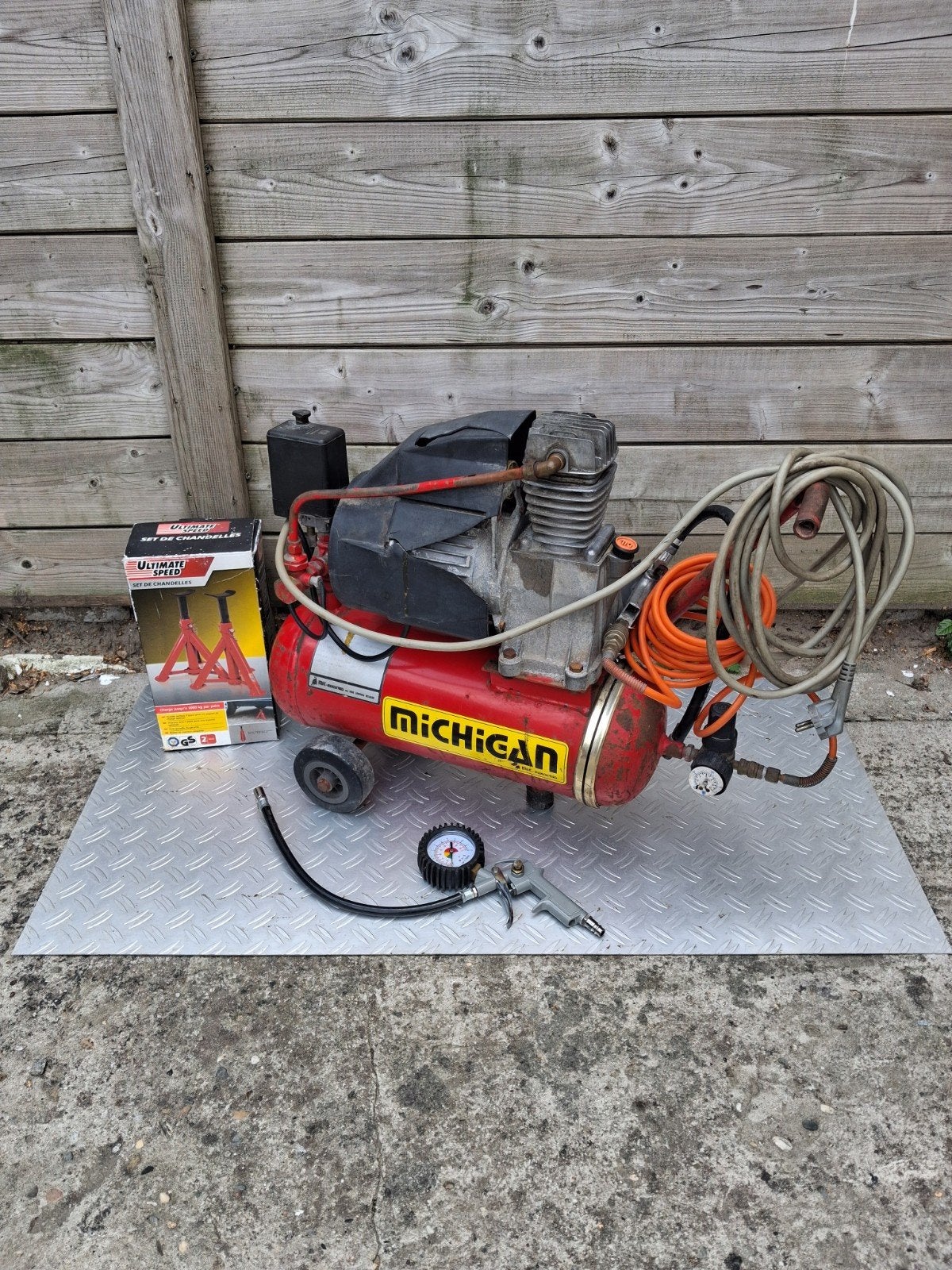 Michigan compressor , 2 steunen ,bandenblazer en traanplaat, Doe-het-zelf en Bouw, Compressors, Ophalen, 6 tot 10 bar, Zo goed als nieuw