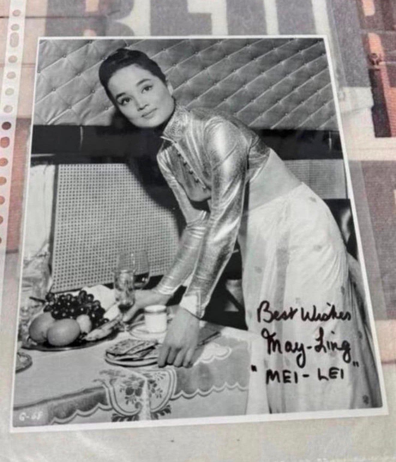 James Bond 007 Goldfinger May Ling Mei Lei, photo signée COA, Enlèvement ou Envoi, Comme neuf, Photo ou Carte, Signé