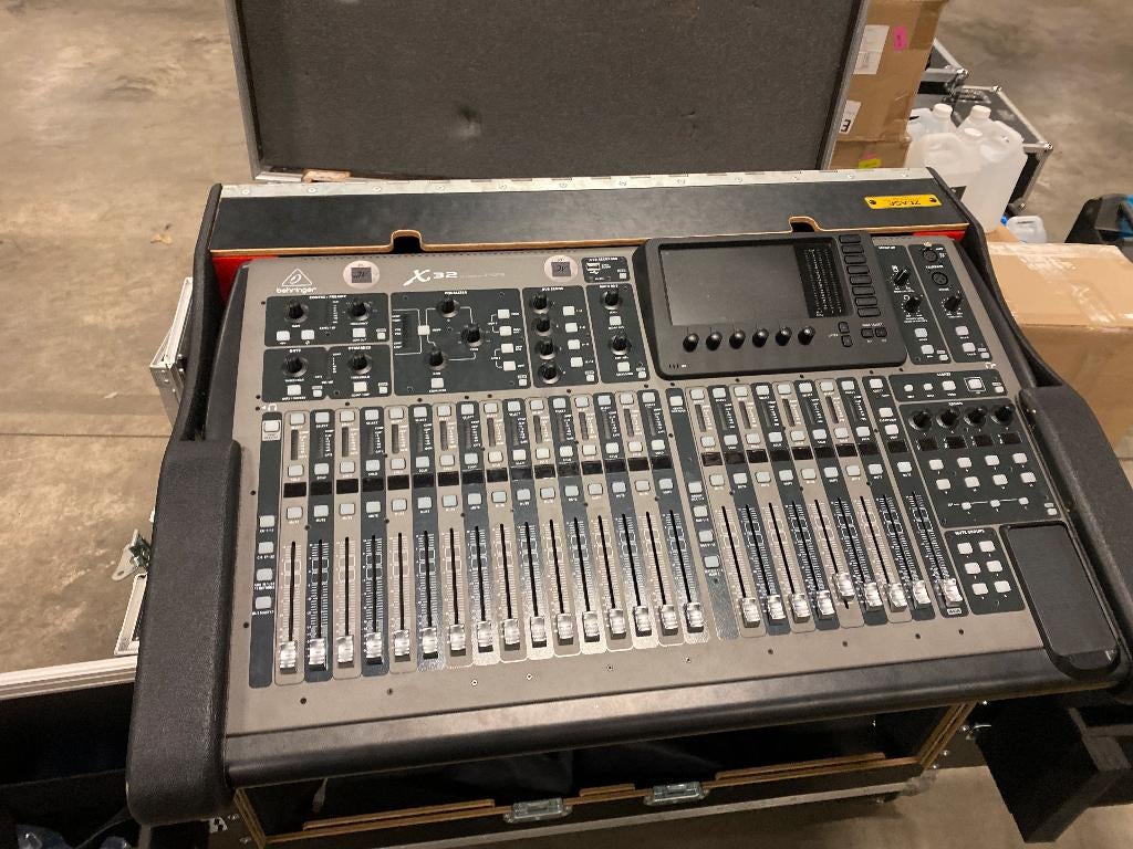 X32 full + flightcase op maat ZCASE, Enlèvement, Comme neuf, 20 canaux ou plus, Entrée micro