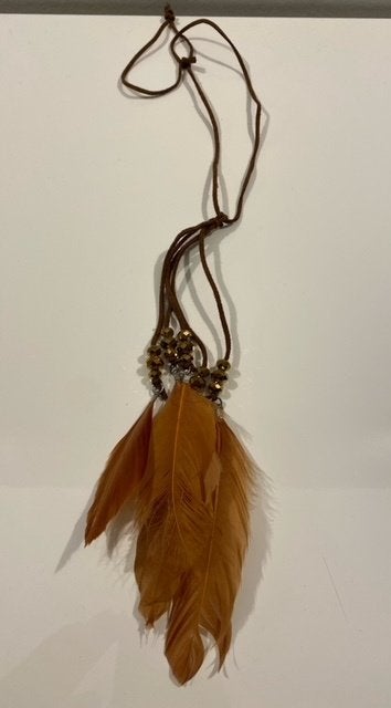 Bruine halsketting met veren, Bijoux, Sacs & Beauté, Colliers, Enlèvement ou Envoi, Comme neuf, Brun, Avec pendentif