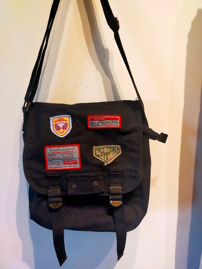 Canvas Tas met Patches voor School Werk of Dagelijks Gebruik, Zwart, Aktetas of Boekentas, 40 tot 50 cm, Zo goed als nieuw