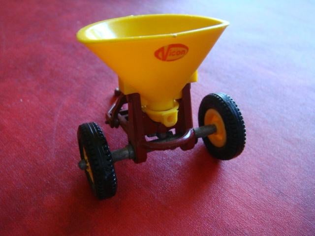 Machine agricole Vicon. Semeuse. "England.Vintage". N 11., Collections, Statues & Figurines, Utilisé, Autres types, Envoi