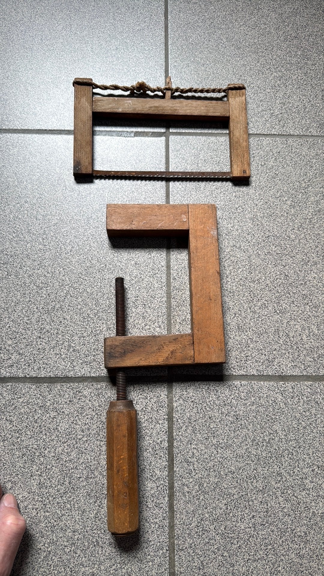 Vintage oude handzaag en klem in hout, Ophalen of Verzenden, Gebruikt, Zaag