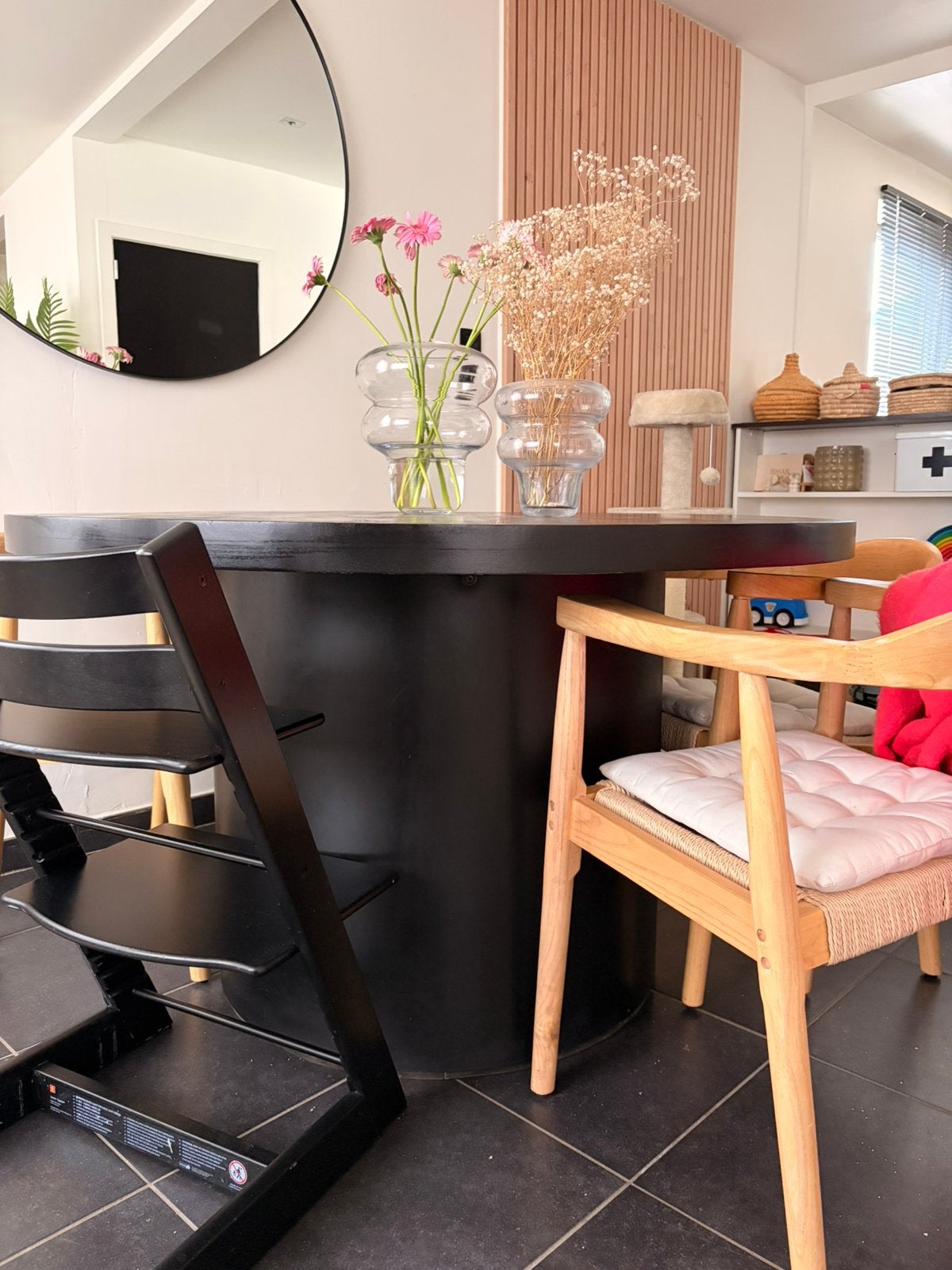 Moderne zwarte eettafel, Huis en Inrichting, Ophalen, Zo goed als nieuw