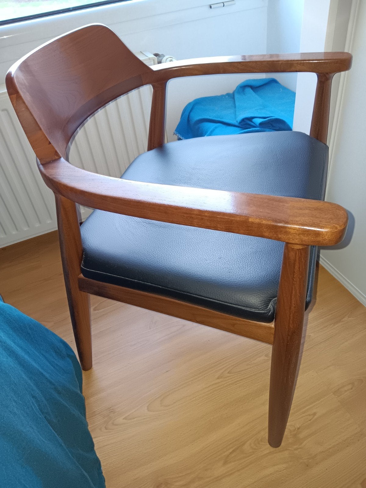 vends lot de 4 chaises presque neuves en bois et vrai cuir, Enlèvement