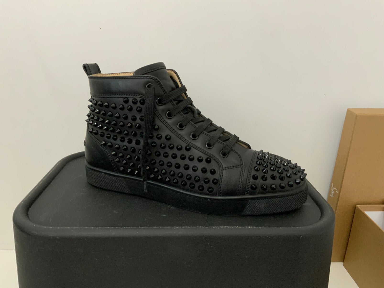 Christian Louboutin Louis Flat Spikes — Noir — Taille 42, Enlèvement ou Envoi, Comme neuf, Baskets, Noir