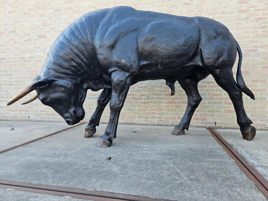 BRONZEN LEVENSGROTE AANVALLENDE STIER SPOTPRIJS LEES AUB!!!, Ophalen of Verzenden, Zo goed als nieuw, Overige materialen, Dierenbeeld