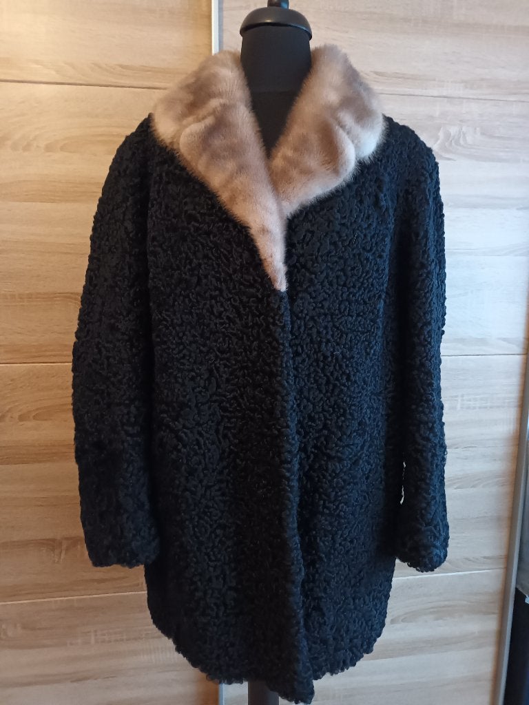 astrakan mantel met lichte pelskraag  aan spotprijs, Enlèvement, Comme neuf, Taille 42/44 (L), Noir