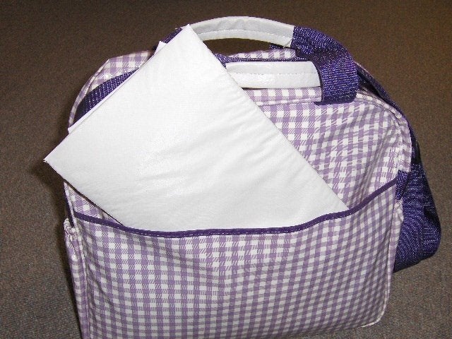 Trousse de soins pour bébé avec ceinture/coussin d'allaitem., Enfants & Bébés, Poches supplémentaires, Violet, Sac à langer, Comme neuf