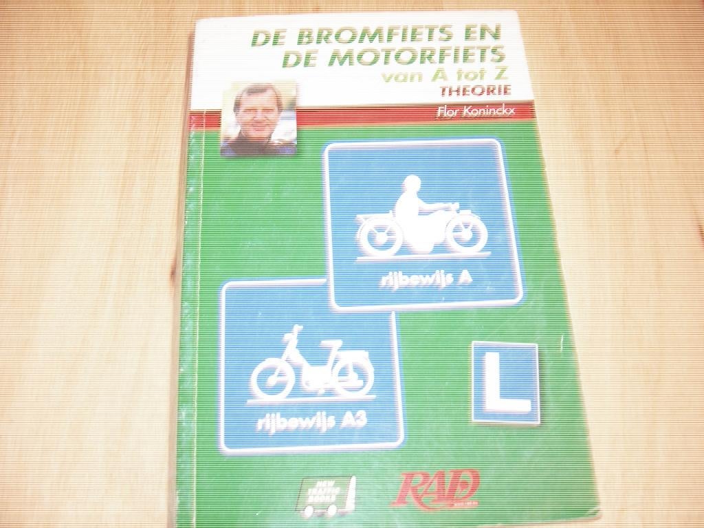 De bromfiets en de motorfiets / Theorie  (2012), Boeken, Ophalen of Verzenden, Gelezen