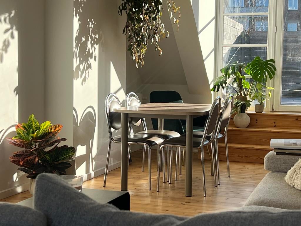 salle à manger — Table/4 chaises (aspect chrome et cuir), 100 à 150 cm, Quatre personnes, Comme neuf, Enlèvement
