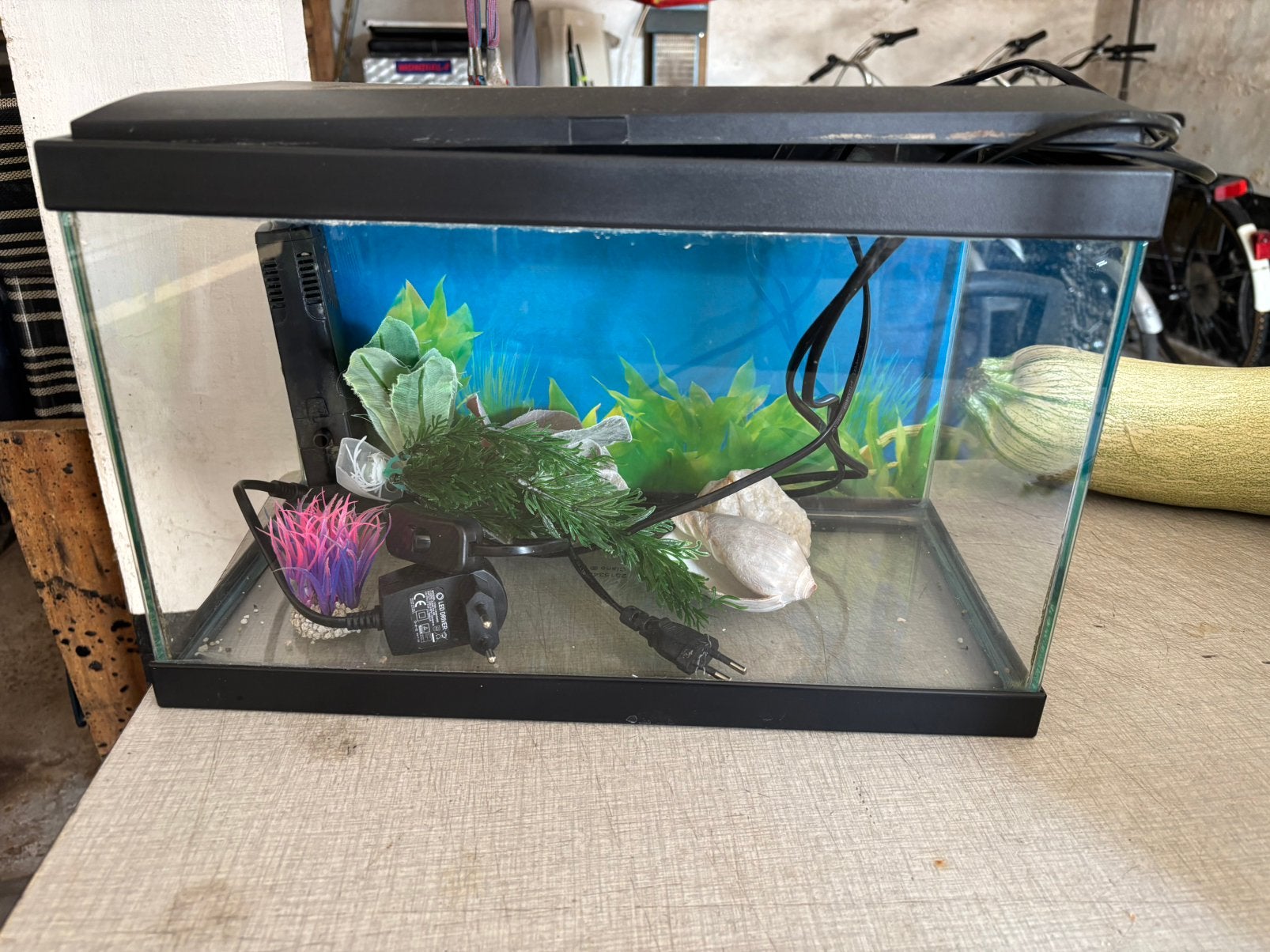 Aqarium met pomp en decoratie, Ophalen, Pomp, Gebruikt, Decoratie