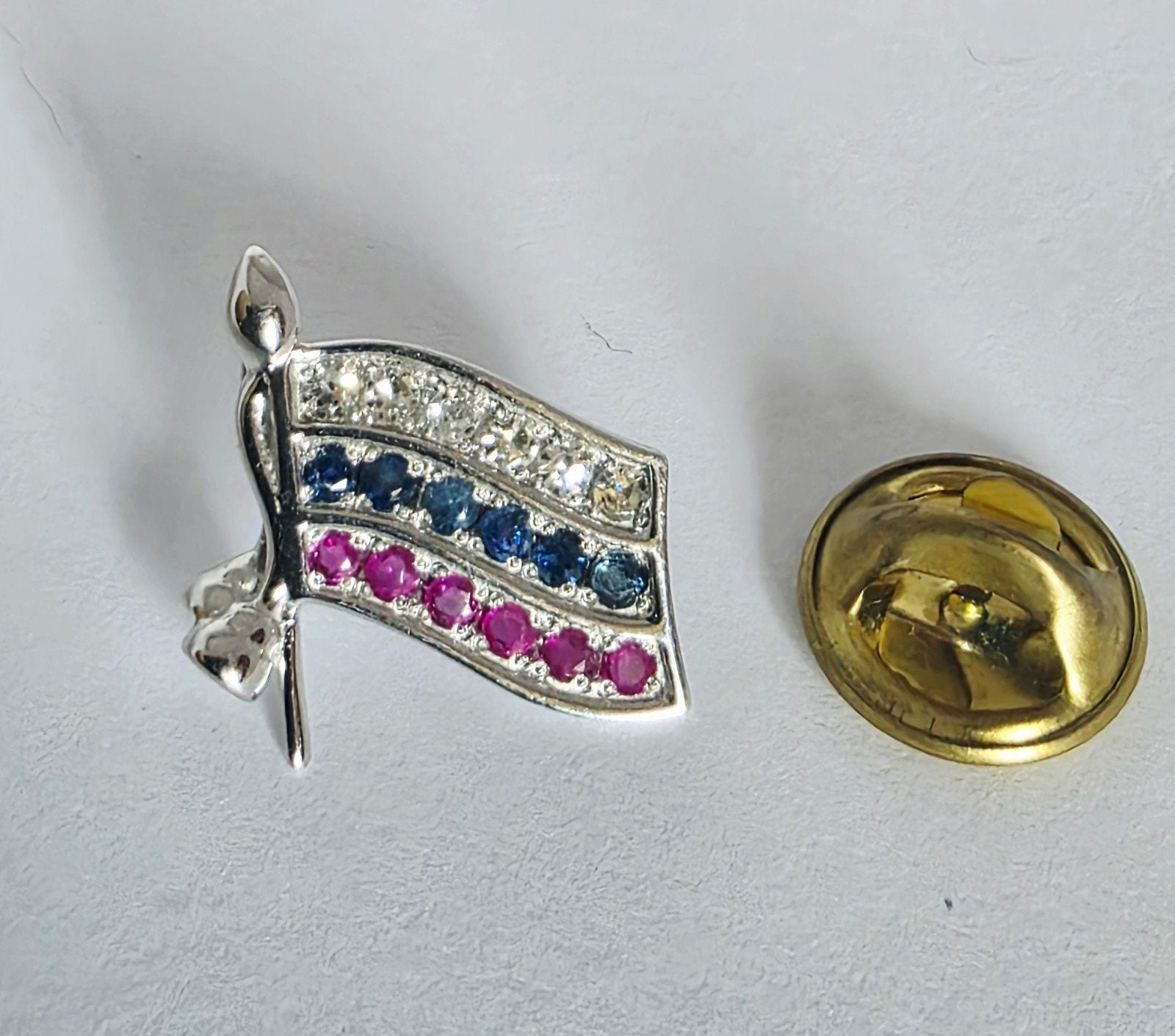 Exclusieve gouden pin met diamanten, saffieren, robijnen, Bijoux, Sacs & Beauté, Enlèvement ou Envoi, Bleu, Or