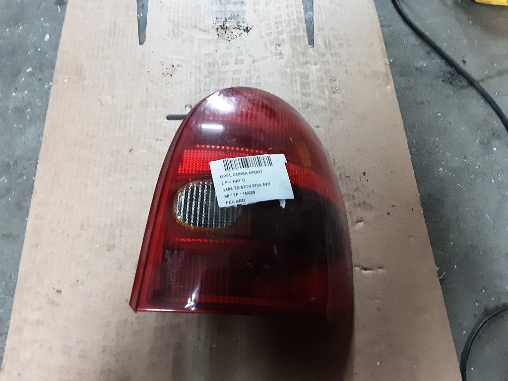 FEU ARRIÈRE DROIT Opel Corsa B (73 / 78 / 79), Opel, Opel Automobile GmbH, Utilisé, Kontakt-opel@opel.com