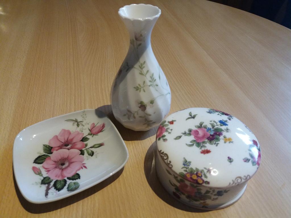 Bloemen op Limoges, Staffordshire en Wedgwood, Envoi