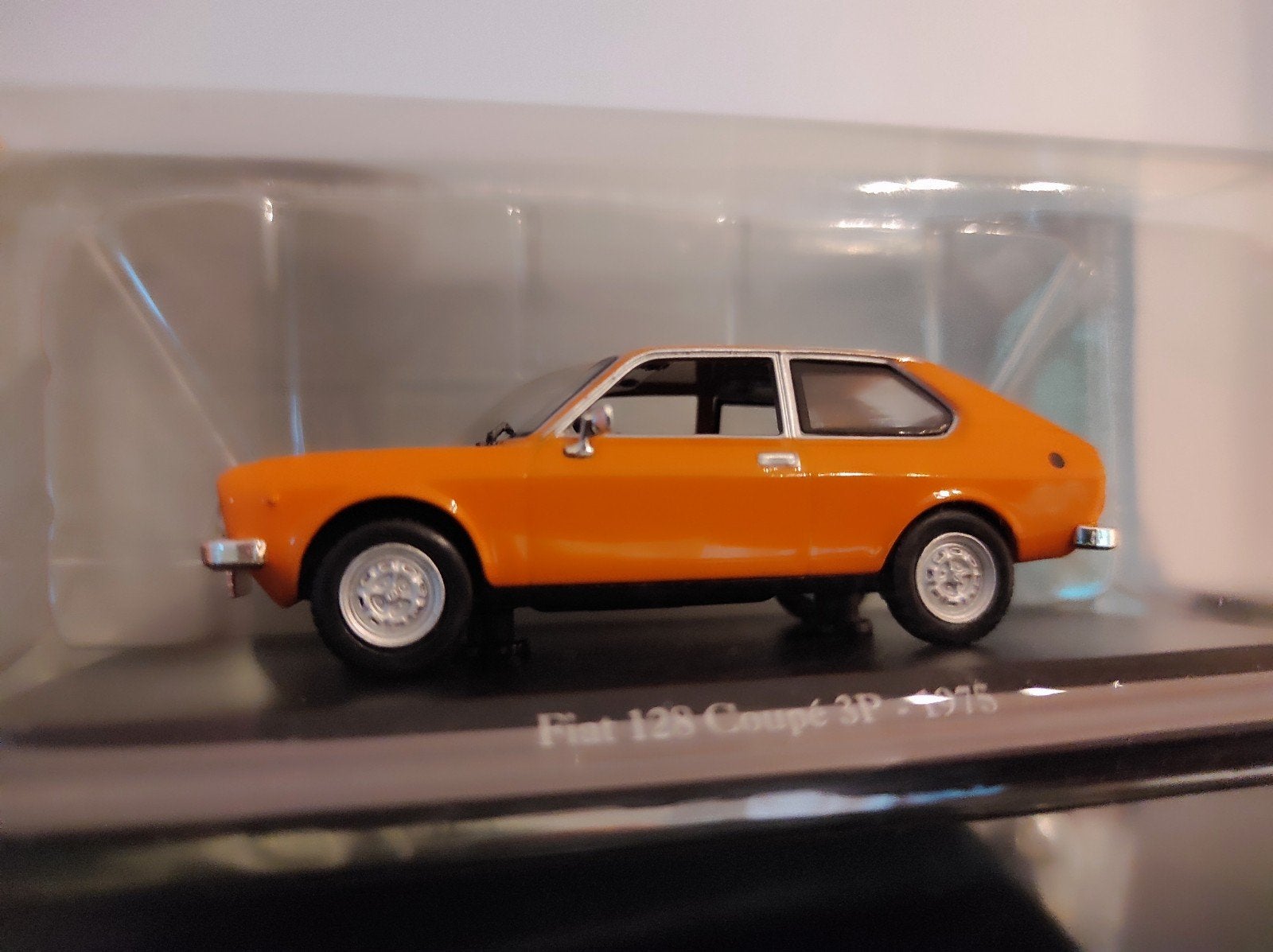 Fiat 128 coupé 3P oranje 1975 1:43 in ongeopende blister, Hobby en Vrije tijd, Modelauto's | 1:43, Ophalen of Verzenden