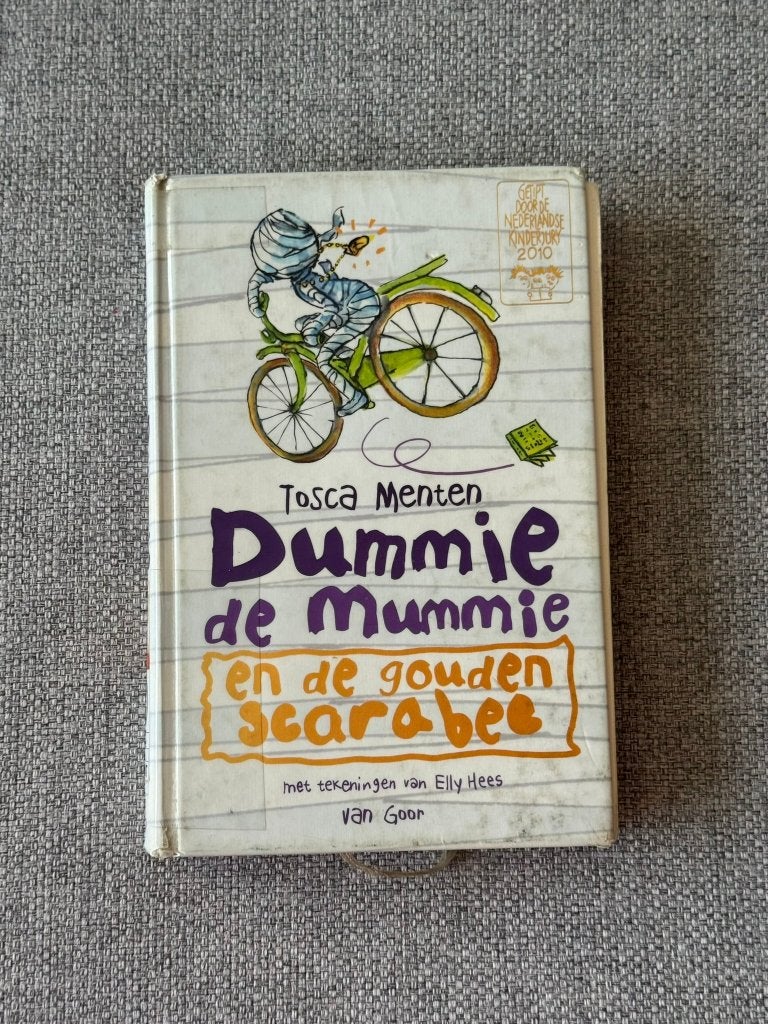 142.Boek-Tosca Menten-Dummie de Mummie en de gouden scarabee, Enlèvement ou Envoi, Utilisé, Tosca Menten, Fiction