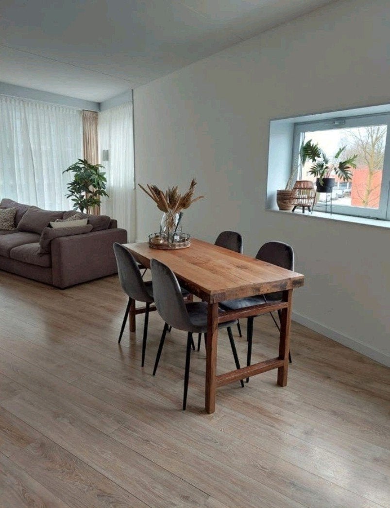 Robuuste houten eettafel, Ophalen