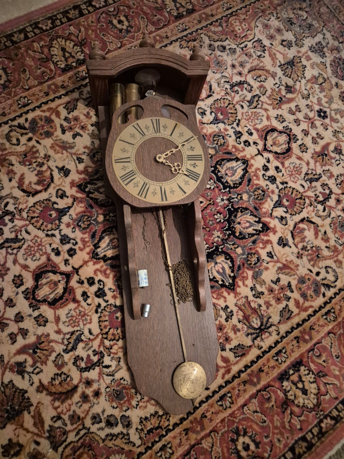 Horloge suspendue ancienne en bois avec pendule et poids, Enlèvement