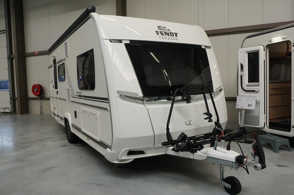 Nieuwe 6 persoons Fendt met stapelbed, 2p b, Black line pack, Caravans en Kamperen, Caravans, Koelkast, Bedrijf, Treinzit, Fendt