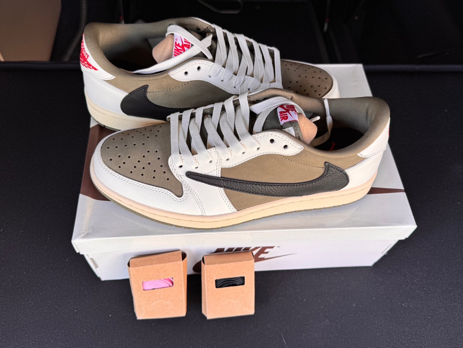 Travis Scott x Air Jordan 1 Low OG "Medium Olive"  / EU 43, Enlèvement ou Envoi, Comme neuf, Noir, Baskets