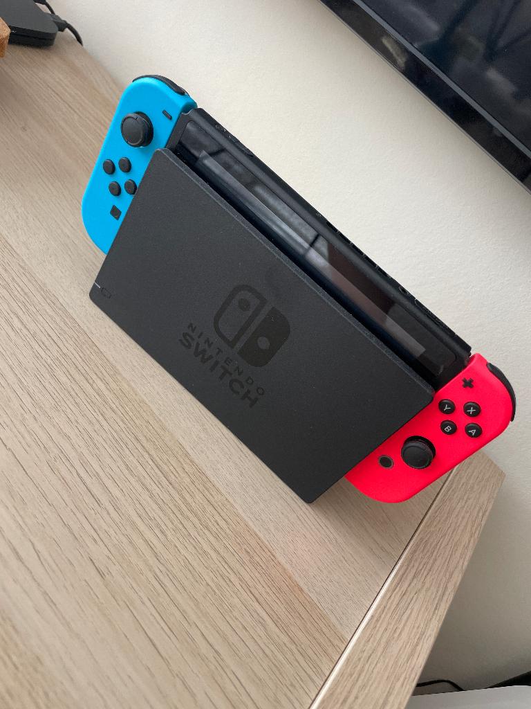 Nintendo Switch-console met neonblauwe en neonrode Joy-Con, Ophalen of Verzenden, Zo goed als nieuw, Met 2 controllers