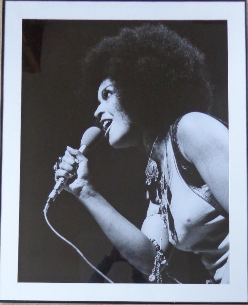 ONBEKEND / MARSHA HUNT / ZW-W FOTO / 111x90cm / KADER / 1969, Antiquités & Art, Art | Dessins & Photographie, Enlèvement, Photo