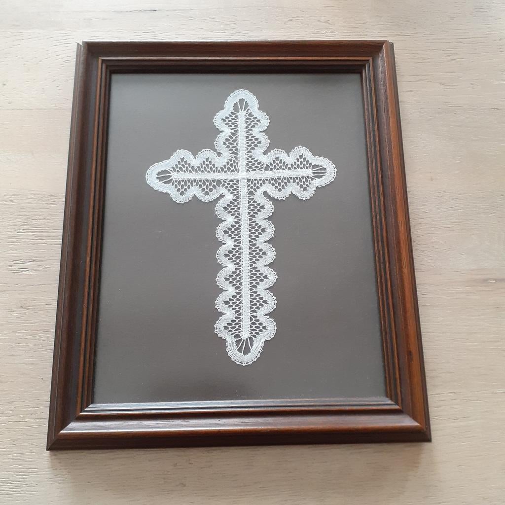 Croix en dentelle avec cadre., Hobby & Loisirs créatifs, Dentelle, Enlèvement, Comme neuf