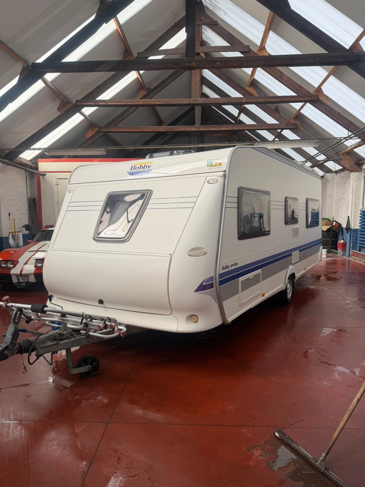 Caravan Hobby met Issabela voortent + inboedel!, Caravans en Kamperen, Hobby, Frans bed, Bedrijf, Oven