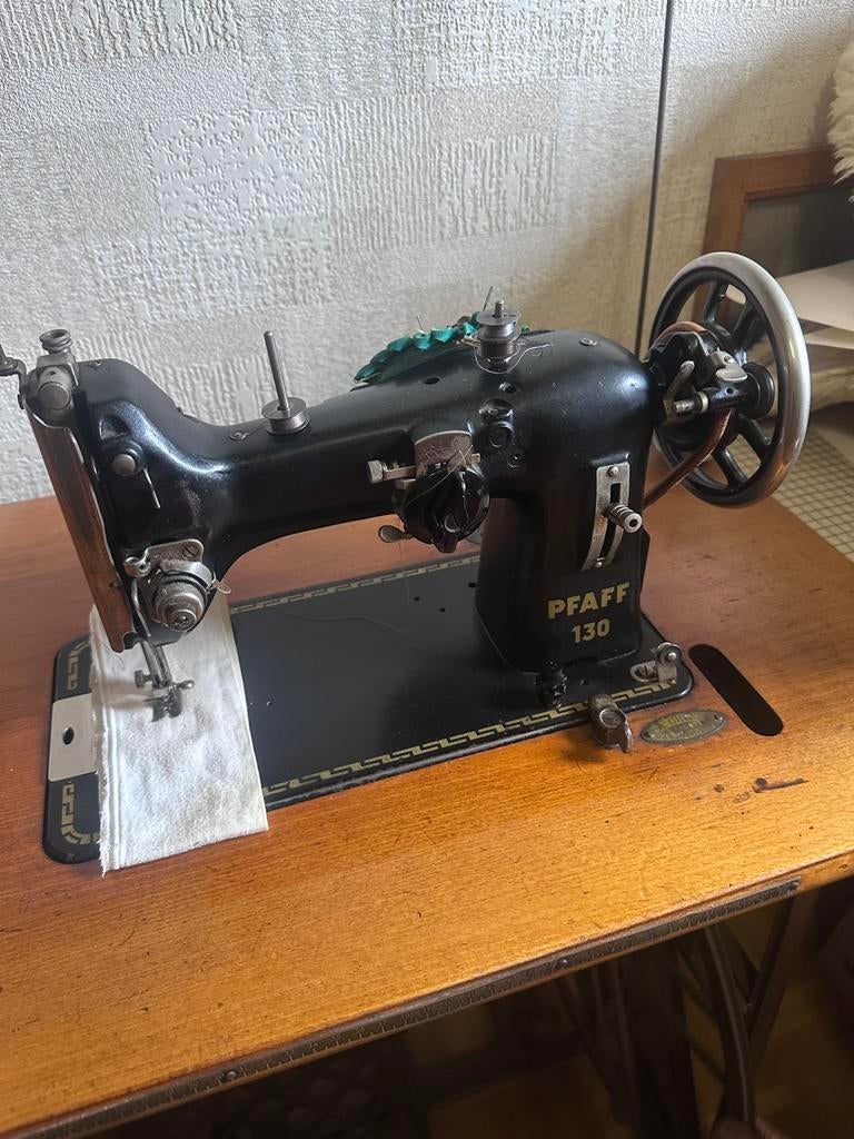 Antieke Pfaff naaimachine, Ophalen