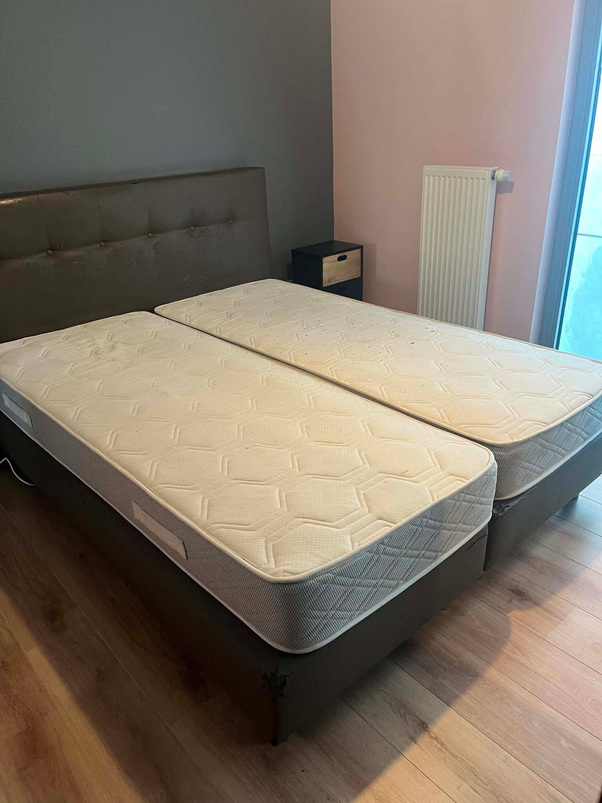 Tweepersoonsbed met 2 matrassen, Huis en Inrichting, Ophalen, Gebruikt, Tweepersoons, Grijs