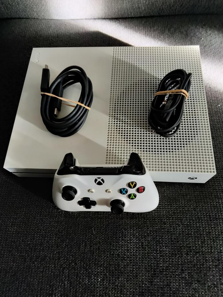 Xbox One 1tb met refurbished controller en kabels, Games en Spelcomputers, Spelcomputers | Xbox One, Verzenden, Xbox One S, Zo goed als nieuw