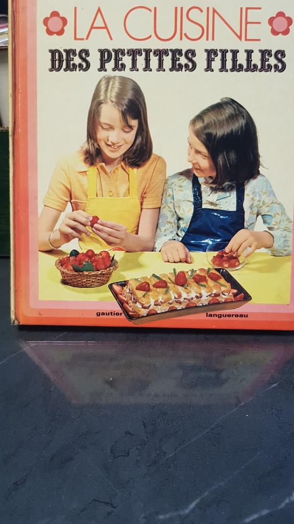 le livre de cuisine vintage « La Cuisine des petites filles, Enlèvement ou Envoi