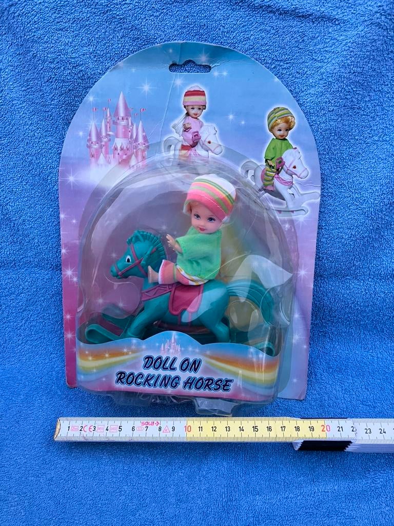 Pop op een schommelpaard - Doll on rocking horse, Kinderen en Baby's, Ophalen of Verzenden, Nieuw