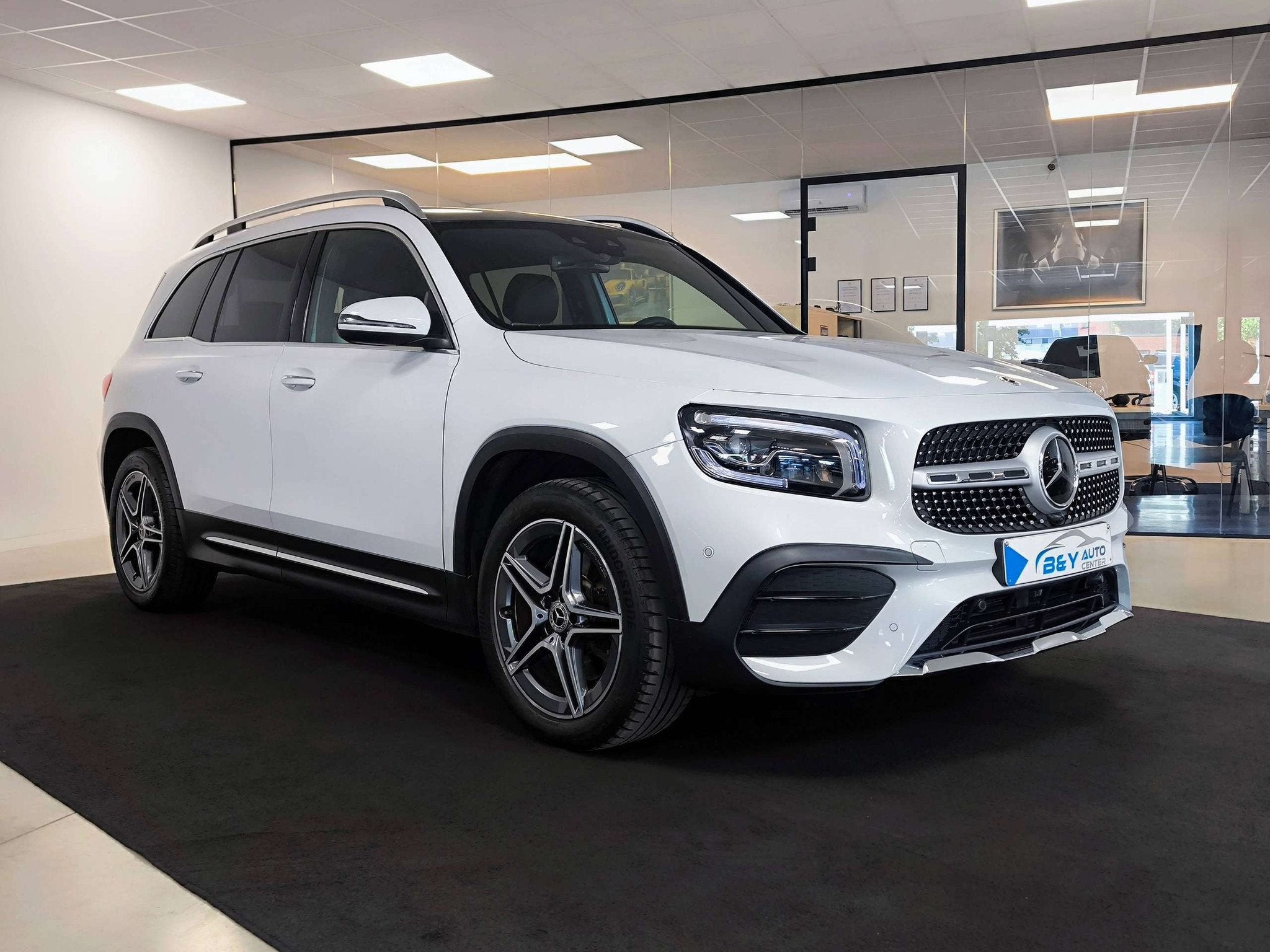 Mercedes-Benz GLB 250 AMG Line / Sport Edit. Pano / 8G-DCT, Auto's, Mercedes-Benz, Gebruikt, Euro 6, 4 cilinders, Wit
