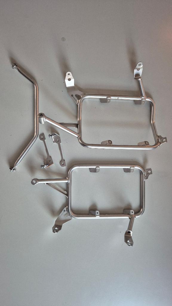 BMW Houders aluminiumkoffers (origineel) (+ev. voetsteun), Motoren, Ophalen, Nieuw