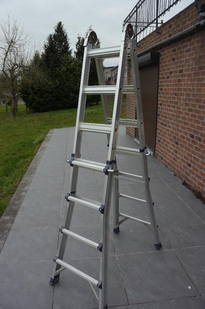 Echelle alu asymétrique, Bricolage & Construction, 2 à 4 mètres, Pliable ou rétractable/escamotable, Escalier, Comme neuf