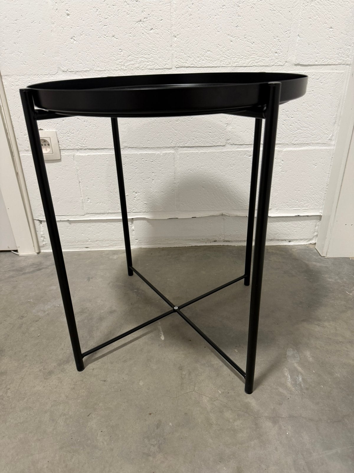Ikea bijzettafel met dienblad, zwart, 45x53 cm, Gebruikt, Metaal of Aluminium, Rond, Ophalen