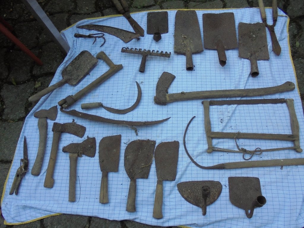 Collection de vieux outils de jardin rouillés pour un projet, Enlèvement