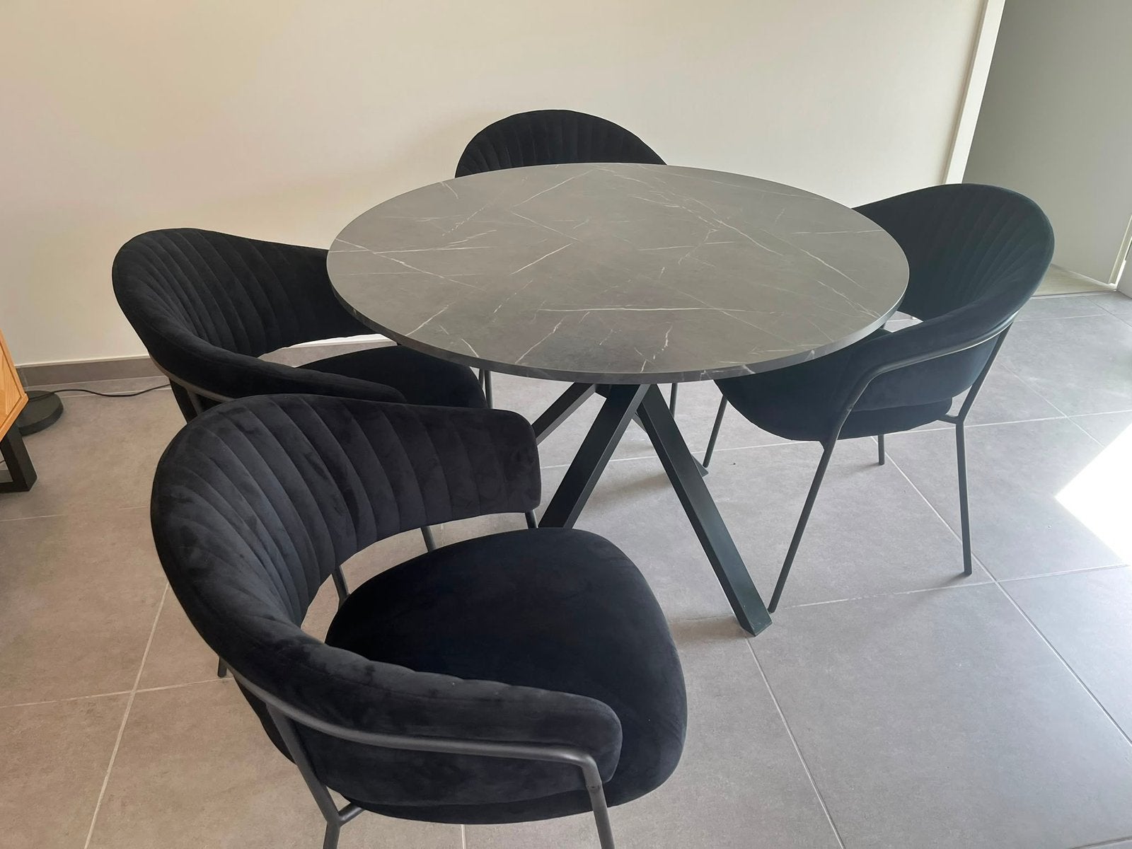 Table noir marbré (sans les chaises). Chaises en supplément, Ophalen, Zo goed als nieuw, Metaal